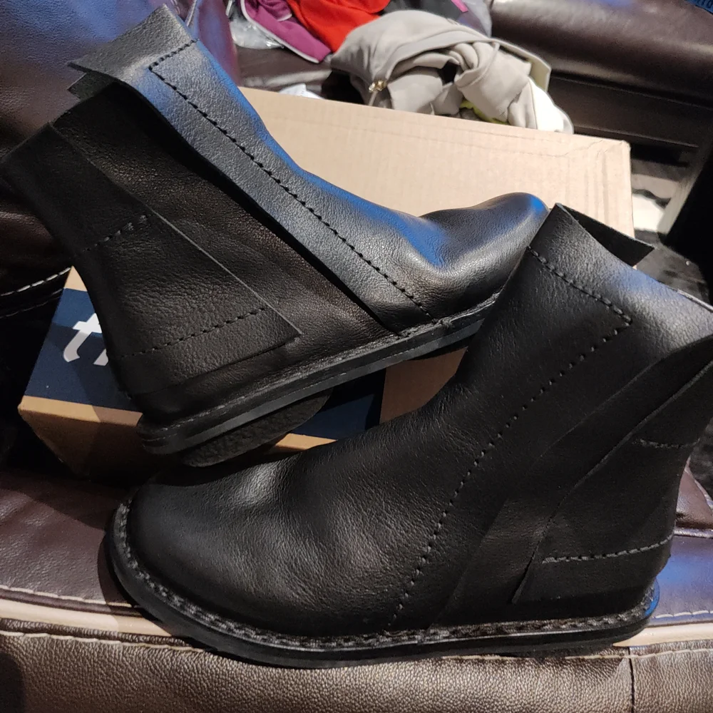 Sleek Black Leather Ankle Boots for Women - Picture 3 of 12